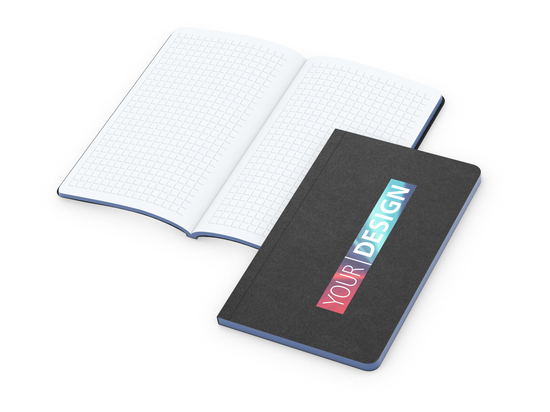Notizbuch Tablet-Book Farbschnitt Naturkarton-Softcover schwarz, Papierformat/Lineatur 94 × 152 mm / Winkelkaro, Farbschnitt/Logodruck mittelblau/4farbig