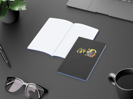Notizbuch Tablet-Book Farbschnitt Naturkarton-Softcover schwarz, Papierformat/Lineatur 94 × 152 mm / Winkelkaro, Farbschnitt/Logodruck mittelblau/4farbig