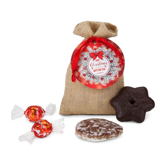 1 Oblaten-Lebkuchen (28 g, glasiert), 1 Lebkuchen-Stern (25 g, schokoliert) & 2 Lindorkugeln (je 12,5 g) verpackt im Jutesäckchen.
