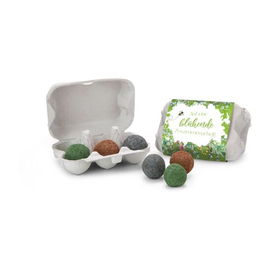 6 farbigen Samenbomben für eine bunte Bienenwiese in einer Mini-Eierschachtel mit Banderole: „Auf eine blühende Zusammenarbeit”