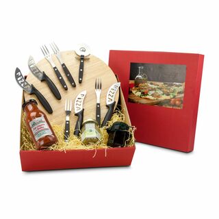 Für Pizza Liebhaber: 1 Holzbrett, 1 Pizzaschneider, 4 Messer und Gabeln sowie 230 ml Tomatensoße, 50 g schwarze Oliven und 20 g Oregano.