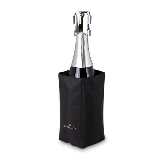 Ein edler Villa Römer Sekt (0,75 l) trocken in schwarz-matter Flasche dazu eine schwarze Kühlmanschette & ein Sektverschluss von ROMINOX®.