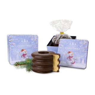 Baumkuchen mit dunklem Schokoladenüberzug - Schicht für Schicht ein Genuss. Die 300 g Baumkuchen kommen in einer hübschen Weihnachtsdose.