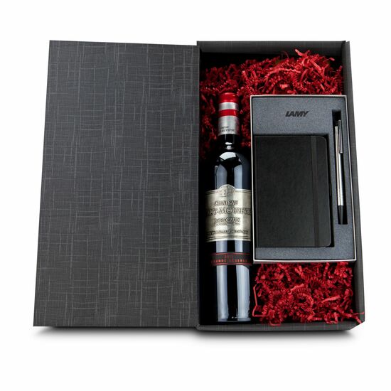 Diese exklusive Kombination besteht aus einem edlen Lamy Kugelschreiber & Notizbuch und 1 Flasche französischem Bordeaux mit Zinn-Etikett
