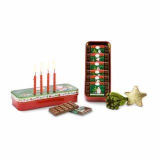 In dieser weihnachtlichen Schmuckdose befinden sich 6 kleine Edel-Vollmilch Schokoladen-Täfelchen (je 10g) und 4 Kerzen für den Advent.