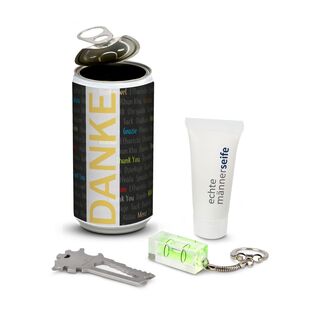 Echte Männerdose: an die Werkzeuge fertig los! 1 Multitool (sortiert) als Schlüsselanhänger, 1 Mini Wasserwaage, 1 Tube Duschgel.
