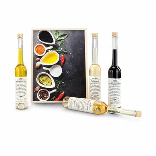 Aceto Balsamico, Weißweinessig, Natives Olivenöl Extra und Walnussöl, in schönen Schmuckflaschen, je 100 ml. Verpackt in passender Holzkiste
