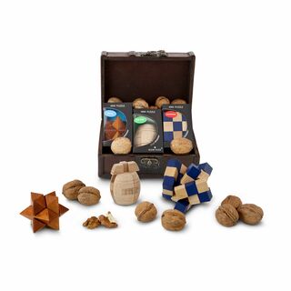 Eine Schatzkiste für Denker, gefüllt mit „Kopfnüssen”: 3 Holzknobelspiele mit verschiedenen Schwierigkeitsstufen & Walnüsse als „Brainfood”.