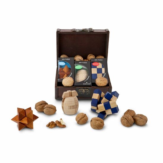 Eine Schatzkiste für Denker, gefüllt mit „Kopfnüssen”: 3 Holzknobelspiele mit verschiedenen Schwierigkeitsstufen & Walnüsse als „Brainfood”.