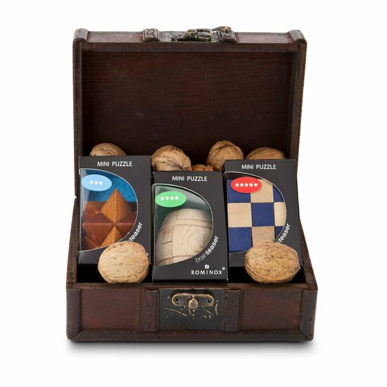 Eine Schatzkiste für Denker, gefüllt mit „Kopfnüssen”: 3 Holzknobelspiele mit verschiedenen Schwierigkeitsstufen & Walnüsse als „Brainfood”.