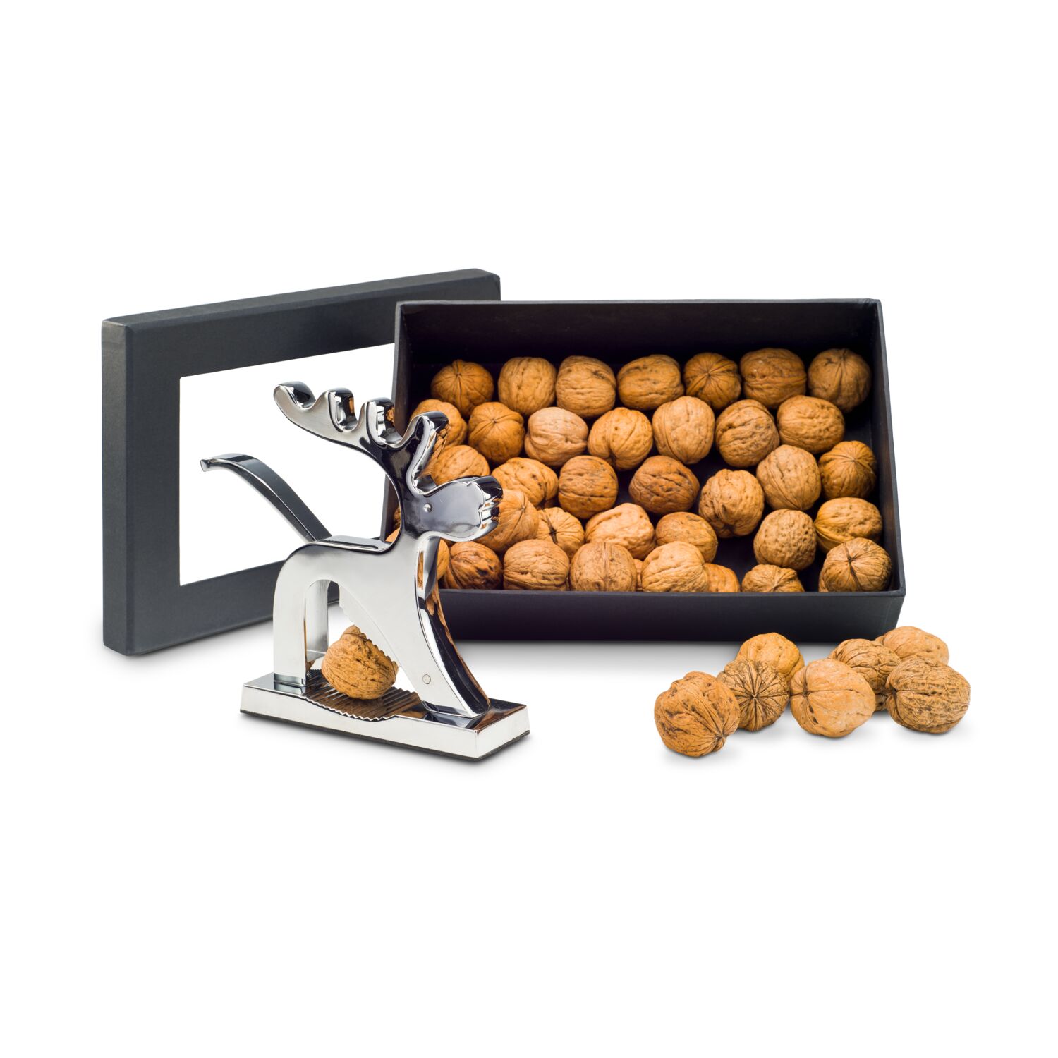 Sie können gleich loslegen: Der hochwertige, massive Rentier-Nussknacker mit Federung liegt in 600 g Walnüssen im schwarzen Geschenkkarton.