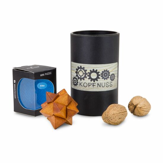 In der kleinen, schwarzen Geschenkrolle befinden sich ein hochwertiges Holz-Knobelspiel (sortiert) und zwei Walnüsse.