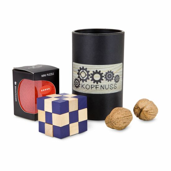 In der kleinen, schwarzen Geschenkrolle befinden sich ein hochwertiges Holz-Knobelspiel (sortiert) und zwei Walnüsse.