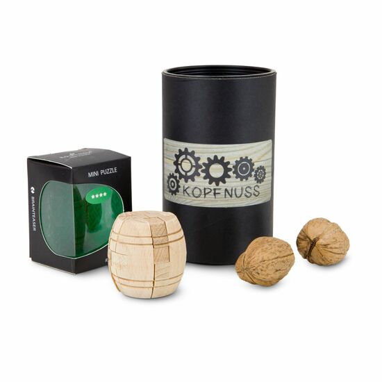 In der kleinen, schwarzen Geschenkrolle befinden sich ein hochwertiges Holz-Knobelspiel (sortiert) und zwei Walnüsse.