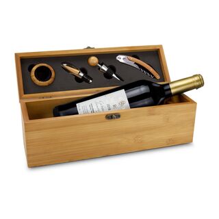 Bambuskiste mit edlen Weinaccessoires: Korkenzieher, Flaschenverschluss, Ausgießer & Tropfring. Dazu eine Flasche 0,75 l Cabernet Sauvignon.