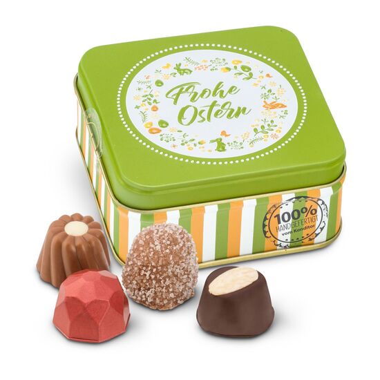Der Osterhase bringt 50 g hochwertige Pralinen & Trüffel in einer bunten, österlichen Schmuckdose mit 3D-Prägung.