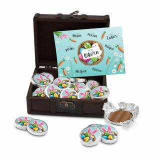 Süßer Osterschatz: 24 Vollmilch-Schokotaler (192 g) mit buntem Oster-Motiv und ein fröhlicher Ostergruß in einer dekorativen Schatztruhe.