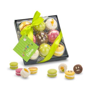 9 leckere, österliche Macarons (ca. 90 g), hangearbeitet in Confiserie-Qualität und hübsch präsentiert in schwarzer Geschenkverpackung mit Schleife und Anhänger