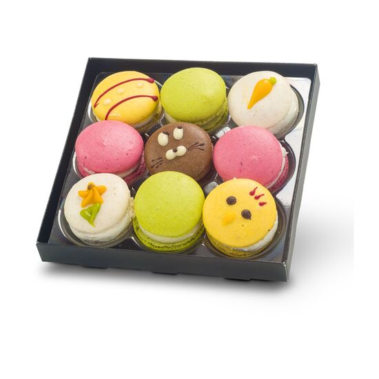 9 leckere, österliche Macarons (ca. 90 g), hangearbeitet in Confiserie-Qualität und hübsch präsentiert in schwarzer Geschenkverpackung mit Schleife und Anhänger