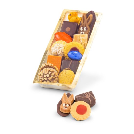 Diese österliche Gebäckmischung (125 g) in hochwertiger Confiserie-Qualität präsentiert sich in einer goldenen Schale mit gelber Schleife.