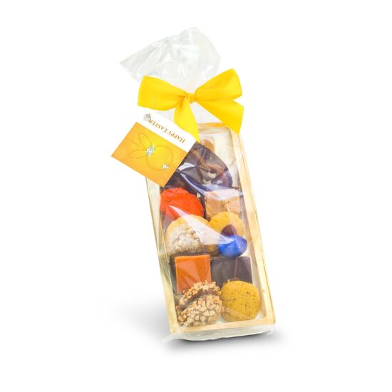 Diese österliche Gebäckmischung (125 g) in hochwertiger Confiserie-Qualität präsentiert sich in einer goldenen Schale mit gelber Schleife.