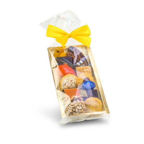 Diese österliche Gebäckmischung (125 g) in hochwertiger Confiserie-Qualität präsentiert sich in einer goldenen Schale mit gelber Schleife.