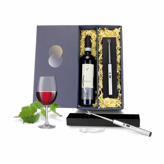 Eine Flasche Bardolino Wein (0,75 l) dazu kombiniert ein Lichtbogenfeuerzeug (kein Benzin oder Gas benötigt, akkubetrieben).