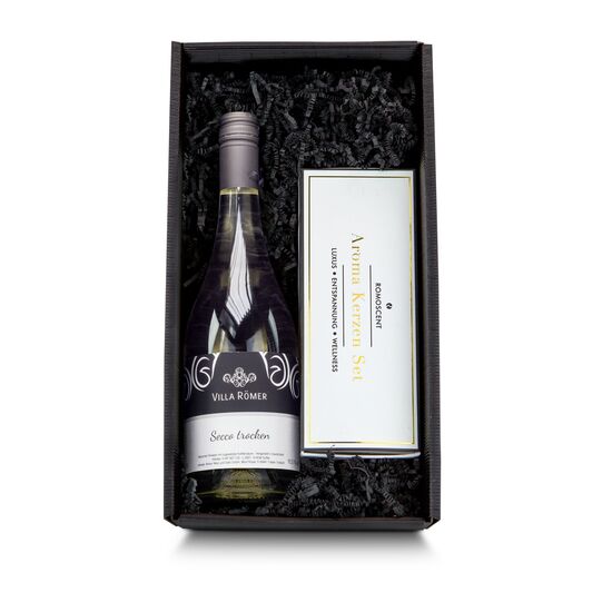 Eine Flasche hochwertiger Secco aus deutschem Anbau (0,75 l) und ein Aromakerzen-Set mit 3 Vanille-Kerzen.