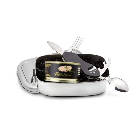 Eine Wurstdose (125 g) und 1 praktisches Camping-Besteck in einer rustikalen Metall-Lunchbox. Das Besteck hat 6 Funktionen für unterwegs!