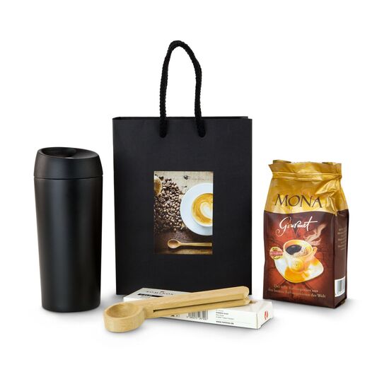 1 ROMINOX® Isolierbecher (ca. 350 ml), 1 Beutel gemahlener Gourmet-Kaffee (150 g) und 1 praktischer ROMINOX® 2in1 Kaffeelöffel.