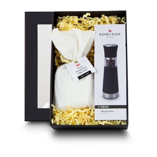 Eine zeitlose Kombination aus einem Säckchen grobem, italienischem Meersalz (500 g) und einer elektrischen Salzmühle von ROMINOX®