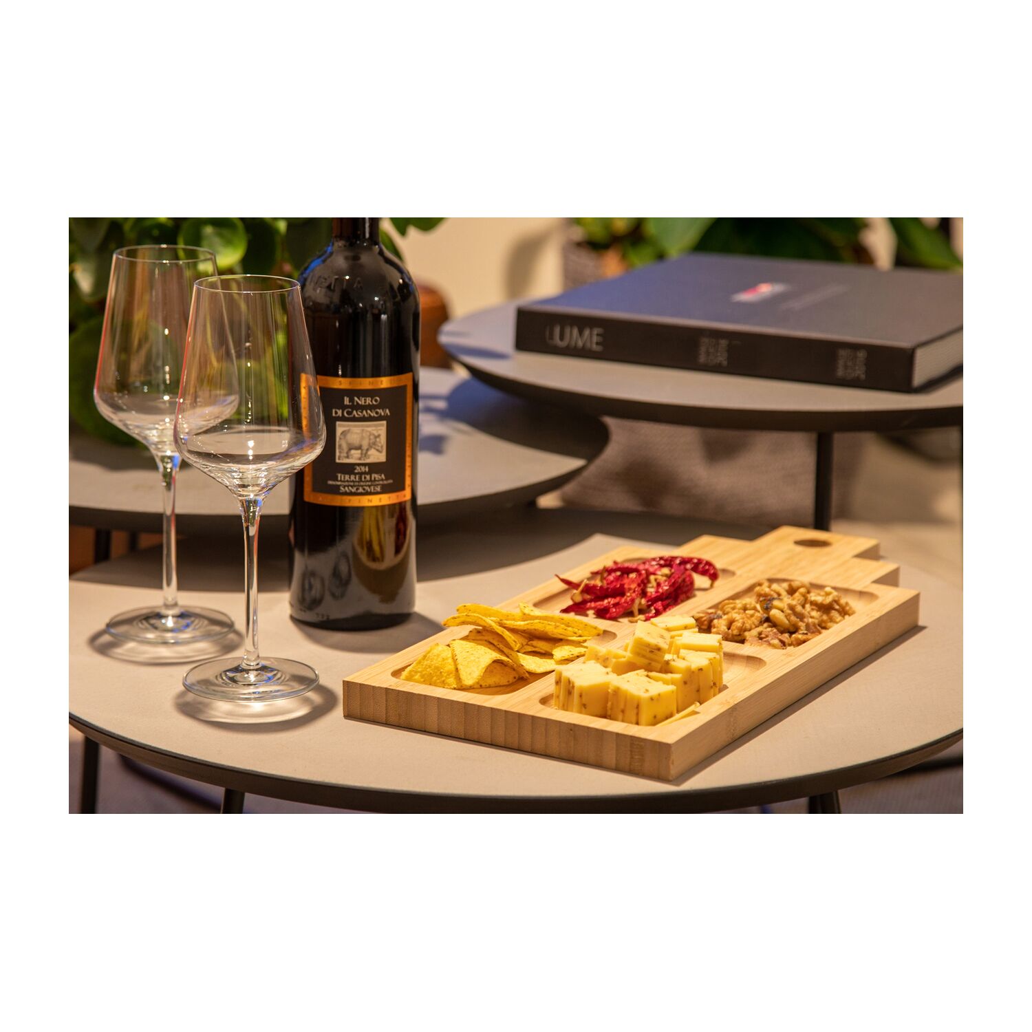 2in1 Holzkiste und Servierbrett befüllt mit 1 Flasche Tapaz Tempranillo Rotwein, 1 Weinkaraffe und 4 ROMINOX® Serviettenringen