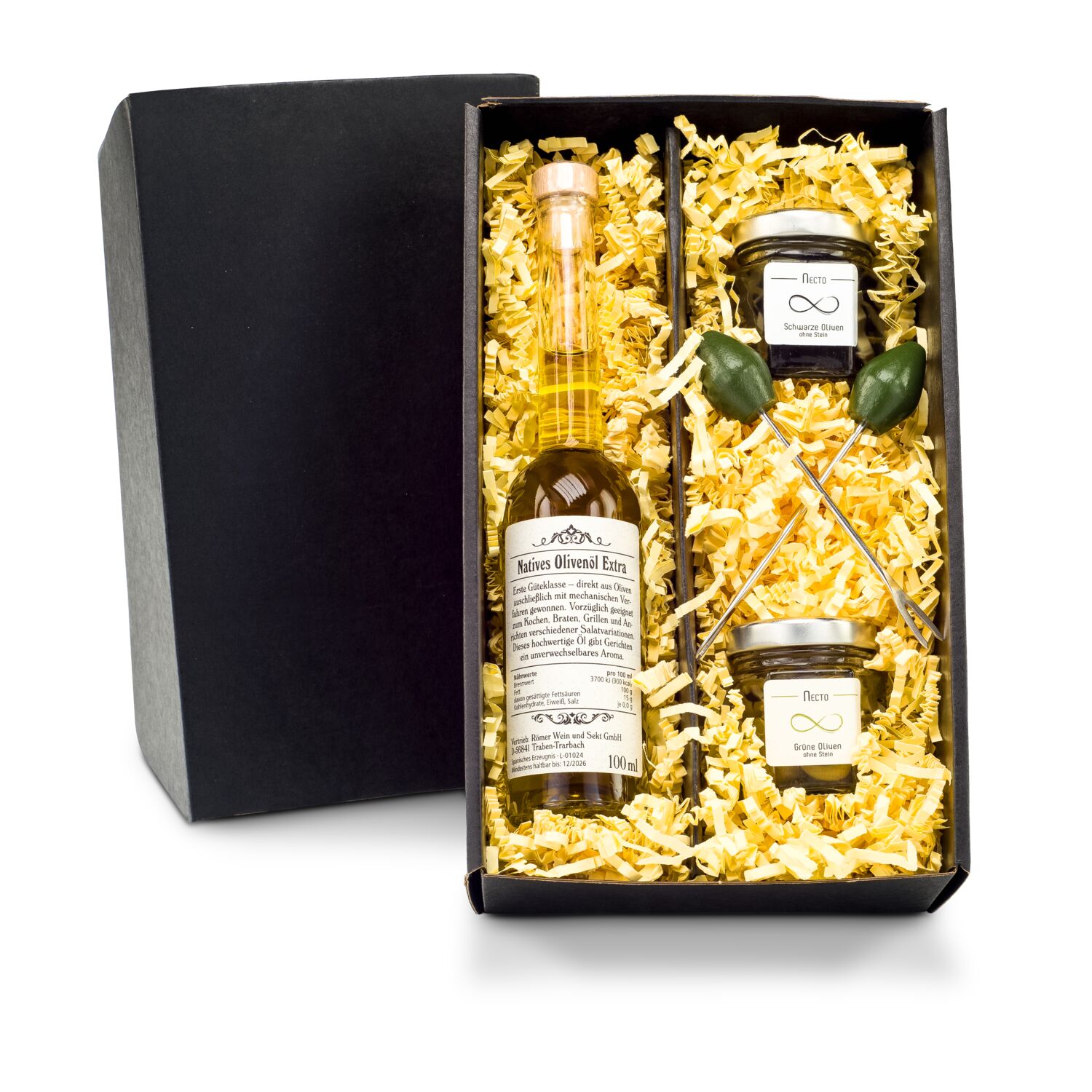 100 ml Olivenöl, Glas grüne Oliven (15 g) und Glas schwarze Oliven (15 g). Dazu 2 Olivenspieße verpackt in einem schwarzen Geschenkkarton.
