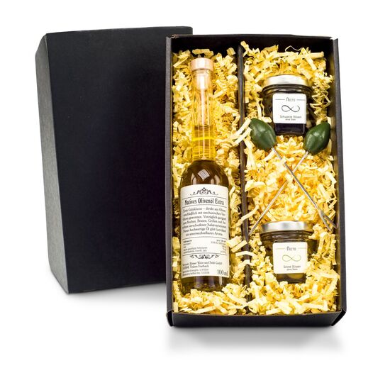 100 ml Olivenöl, Glas grüne Oliven (15 g) und Glas schwarze Oliven (15 g). Dazu 2 Olivenspieße verpackt in einem schwarzen Geschenkkarton.