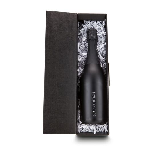 Schwarz-matte Flasche Cuvée Sekt (0,75 l) mit Druck „Black Edition“, gebettet auf weißes Sizzle und verpackt im schwarzen Präsentkarton.