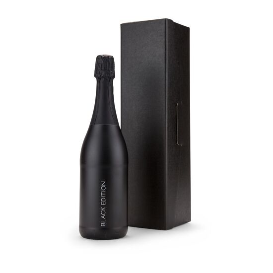 Schwarz-matte Flasche Cuvée Sekt (0,75 l) mit Druck „Black Edition“, gebettet auf weißes Sizzle und verpackt im schwarzen Präsentkarton.