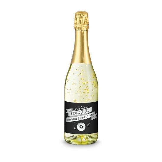 Klare Flasche mit Goldflockentraum (0,75 l) mit Druck „Gold Edition“, gebettet auf schwarzem Sizzle im goldenen Karton.