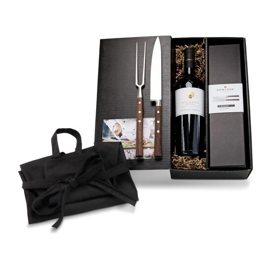 ROMINOX® Tranchierbesteck Scolpi, eine Flasche Nero d'Avola (0,75 l) und eine schwarze Küchenschürze verpackt im schwarzen Geschenkkarton.