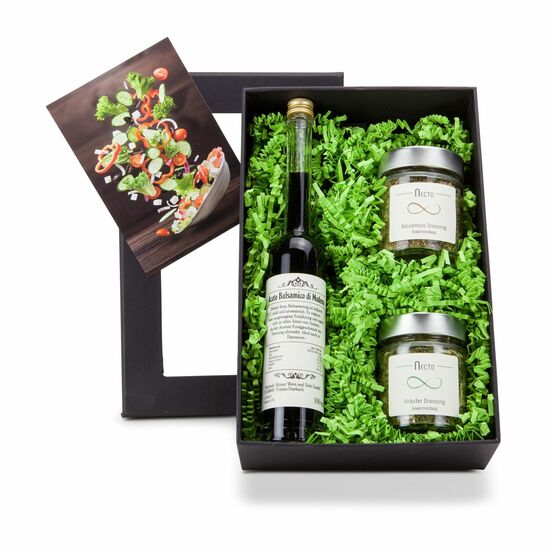 100 ml Aceto Balsamico + 2 Dressing-Gewürzmischungen (30 g Kräuter und 60 g Balsamico) + Rezeptflyer. Verpackt im schwarzen Karton.
