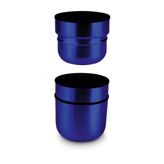 Blau in Blau: Eine blaue ROMINOX® Isolierkanne mit 2 Bechern (0,75 l) und 1 Flasche Glühwein (1 l) im blauen Geschenkkarton