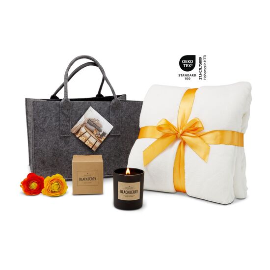 Mikroflauschdecke in Beige, ROMOSCENT® Aromakerze Blackberry verpackt in einer veganen ROMINOX® Filztasche aus 100% recyceltem PET.