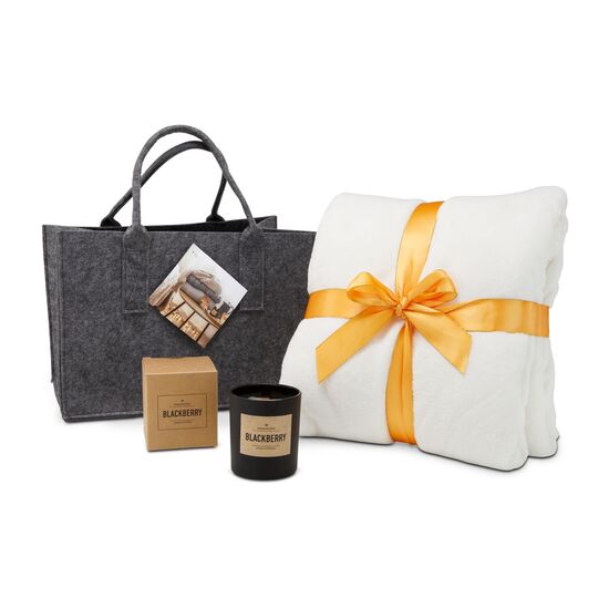 Mikroflauschdecke in Beige, ROMOSCENT® Aromakerze Blackberry verpackt in einer veganen ROMINOX® Filztasche aus 100% recyceltem PET.