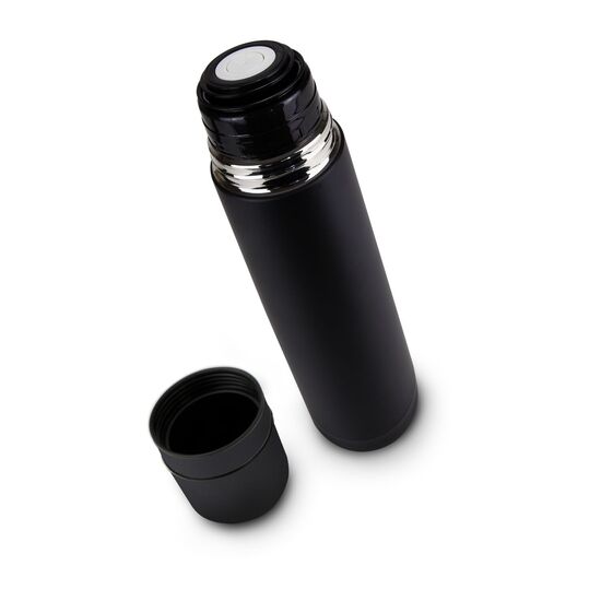 Eine ROMINOX® Isolierkanne Cup in Cup in Schwarz und eine Flasche Glühwein - verpackt in einem schwarzen Geschenkkarton.