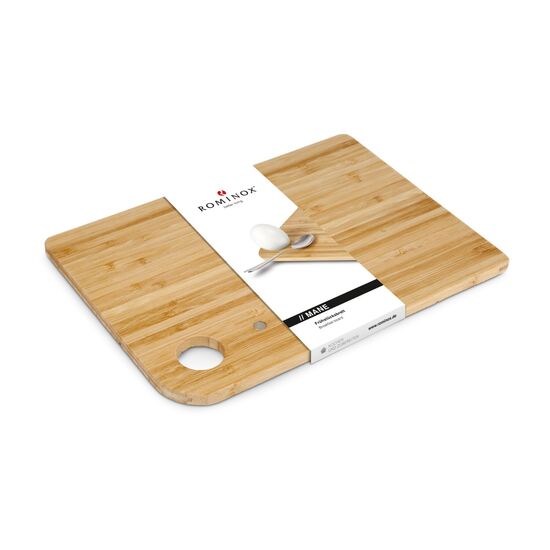 Ein ROMINOX® Frühstücksbrettchen aus Bambusholz sowie ein Kaffeebrühbeutel verpackt in einem Jutesack.