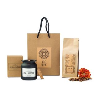 In der naturfarbenen Tüte mit "Feel Good" Aufkleber befinden sich ein Früchtetee Vanille-Sahne und eine ROMOSCENT® Aromakerze.