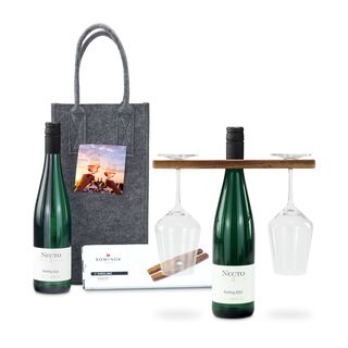 In dieser praktischen ROMINOX® Filztasche befinden sich ein erstklassiger Rieslingwein (0,75 l) und ein ROMINOX® Weinglashalter.
