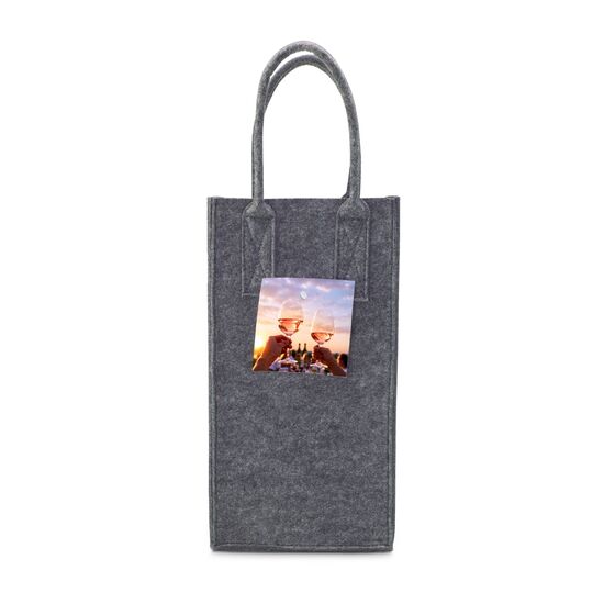 In dieser praktischen ROMINOX® Filztasche befinden sich ein erstklassiger Rieslingwein (0,75 l) und ein ROMINOX® Weinglashalter.