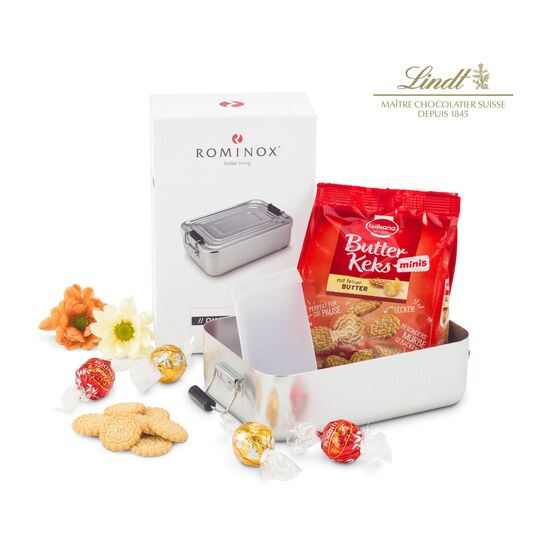 Eine silberne ROMINOX® Lunchbox Quadra gefüllt mit je 2 Lindorkugeln aus Vollmilch & weißer Schokolade und Mini-Butterkeksen.
