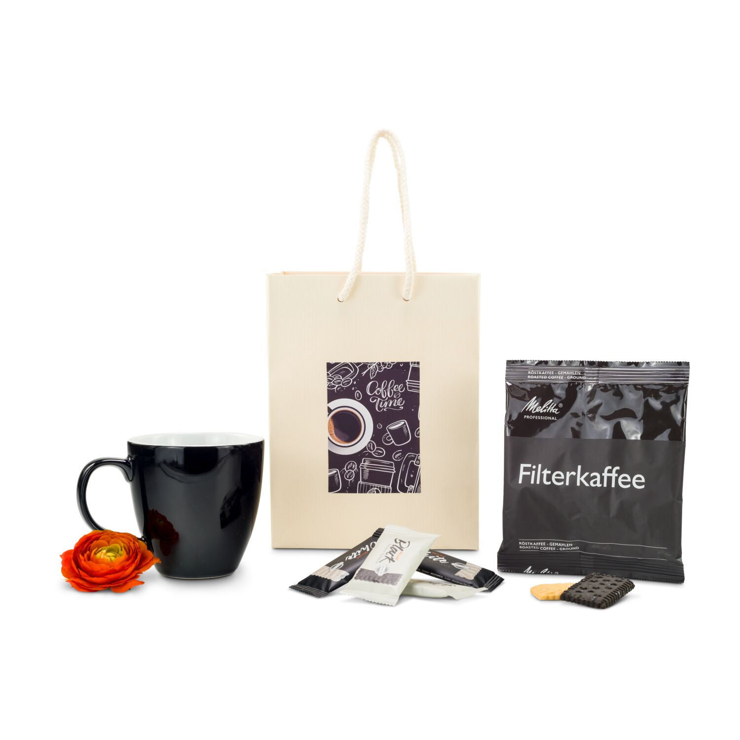 Sie erhalten eine schwarz-weiße Tasse, 1 Päckchen Melitta Röstkaffee und 4 Gebäckstücke verpackt in einer cremefarbenen Tüte mit „Coffee Time“-Sticker.