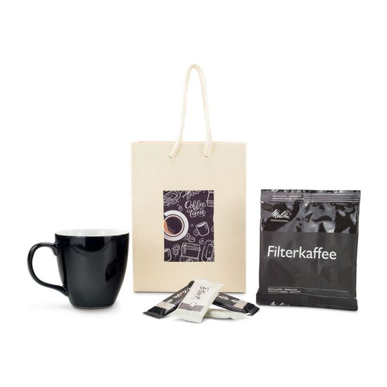 Sie erhalten eine schwarz-weiße Tasse, 1 Päckchen Melitta Röstkaffee und 4 Gebäckstücke verpackt in einer cremefarbenen Tüte mit „Coffee Time“-Sticker.